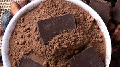 Además de producir endorfinas que refuerzan el estado de ánimo, el chocolate -negro y amargo- es rico en flavonoides, sustancias naturales presentes en plantas que actúan como grandes antioxidantes
Foto: iStock