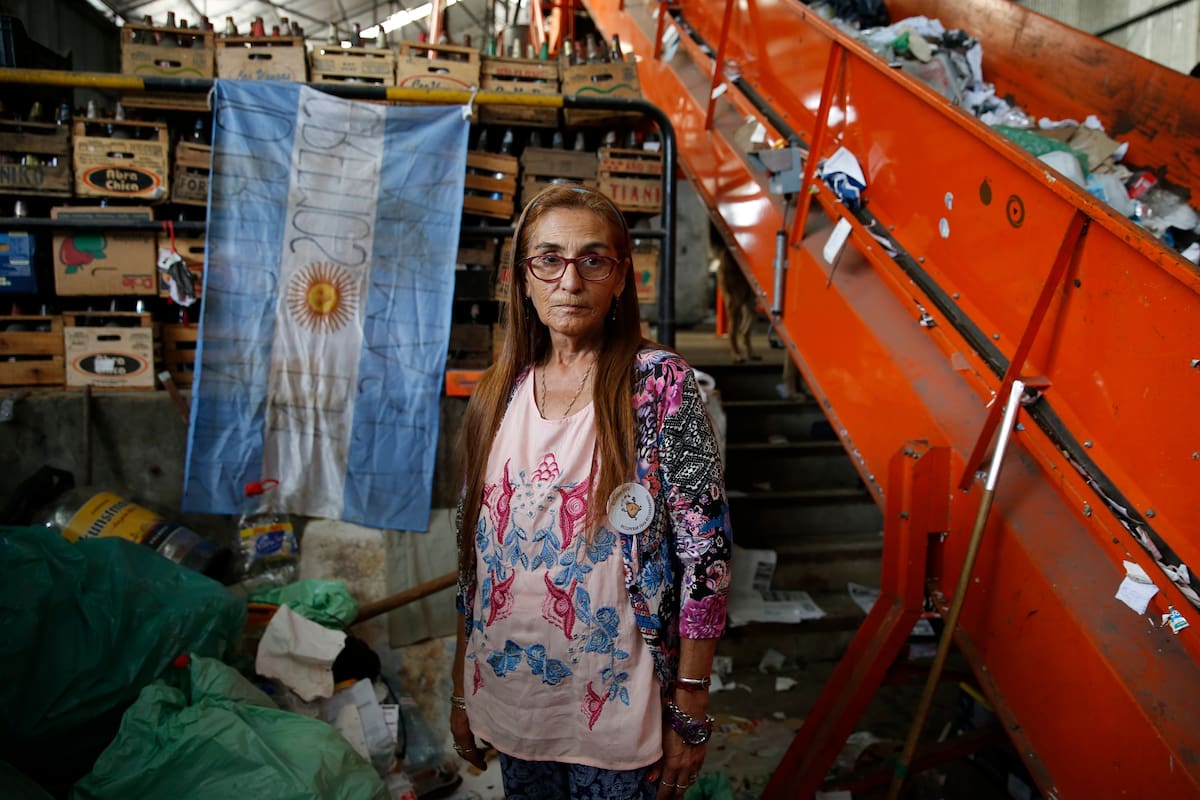 Además de recuperar el material reciclable, en el entrepiso producen floreros, macetas y vasos