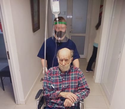 Además de ser bombero, Santiago trabaja como camillero en el Hospital Municipal de Daireaux