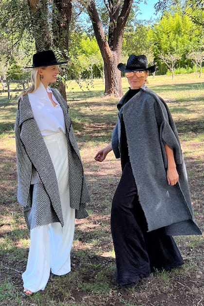 "Además de ser clienta mía, es mi amiga", dice Min sobre Ella de Windsor, que es prima del rey Carlos III. Y agrega: "Nos conocimos una de las veces que ella estaba de visita en Buenos Aires y la vestí para la edición francesa de Vogue. Nos frecuentamos desde entonces. La última vez que vino nos divertimos mucho, hicimos una sesión de fotos en San Antonio de Areco, donde grabó un disco". En la foto, Ella vestida por Min.