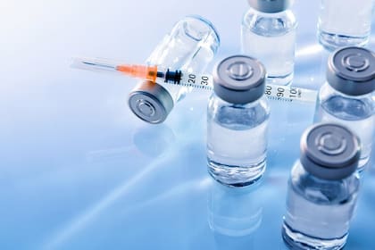 La vacuna rusa contra el coronavirus tiene como característica diferencial usar dos adenovirus distintos para generar la respuesta de anticuerpos; deben aplicarse dos dosis y generaría una inmunidad de dos años