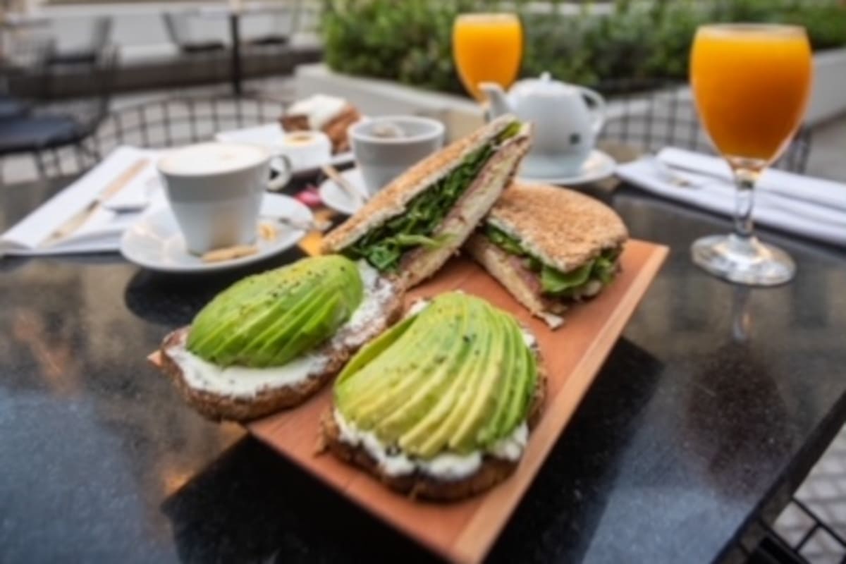 Además de ser lugares únicos de la ciudad, estos patios también ofrecen comidas, desayunos y meriendas.