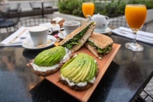 Además de ser lugares únicos de la ciudad, estos patios también ofrecen comidas, desayunos y meriendas.