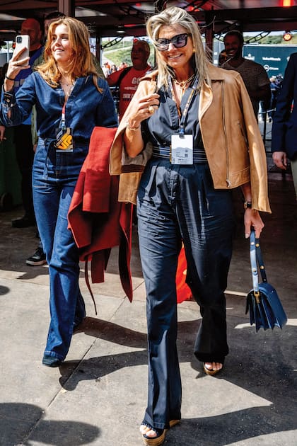 Además de ser muy parecidas físicamente, Alexia y Máxima coincidieron en la elección de sus outfits. Otros detalles de la Reina: cartera Marni, espadrilles Jimmy Choo y un colgante Harpoon de Aracano, uno de sus favoritos. Su hija llevó un mono en denim con cinturón de Mango.