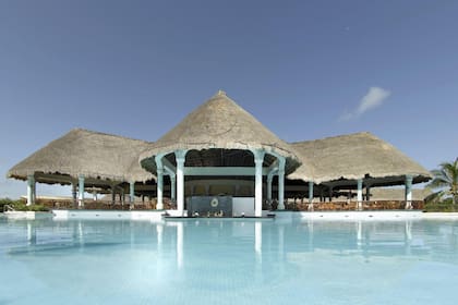 Además de sus amplias piletas y opciones de entretenimiento, el hotel ofrece un completo servicio all inclusive.
