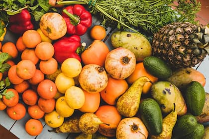 Además de sus beneficios para la salud cardiovascular y renal, las frutas y verduras también ayudan a reducir la cantidad de ácido en el cuerpo
