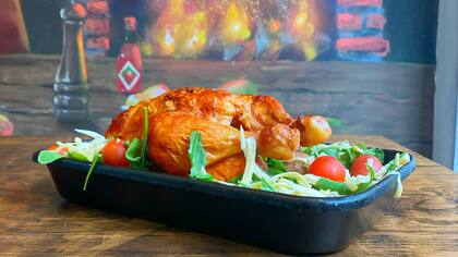 Además de sus clásicas papas rejilla, el pollo también puede pedirse con ensalada para una versión más liviana.