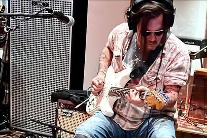 Además de sus compromisos laborales, Depp pudo despuntar el vicio de la música con su guitarra