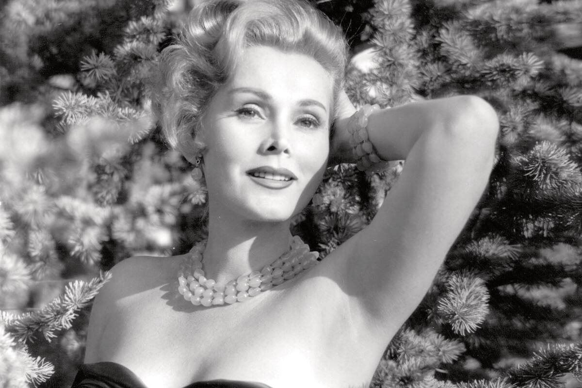 Además de sus nueve maridos, sus joyas y su estilo de vida contribuyeron a hacer famosa a Zsa Zsa, la primera gran celebridad de Hollywood, que impacta en este retrato de 1954.