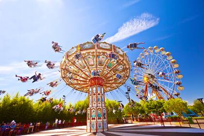 Además de sus reconocidas atracciones, esta primavera el Parque de la Costa propone un evento especial con DJs y juegos.