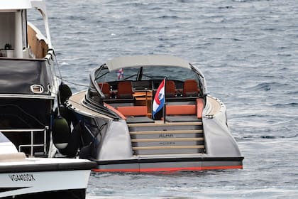 Además de sus travesías en barco, los Orange completan sus días de descanso en su refugio frente al mar en Doroufi, al sudeste de Atenas.