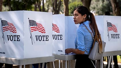 Además de tener 18 años o más y cumplir con los requisitos de residencia de su estado, los electores deben estar previamente registrados para votar