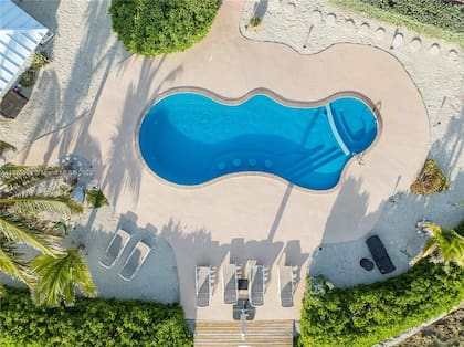 Además de tener el mar al lado, la casa cuenta también con una pileta