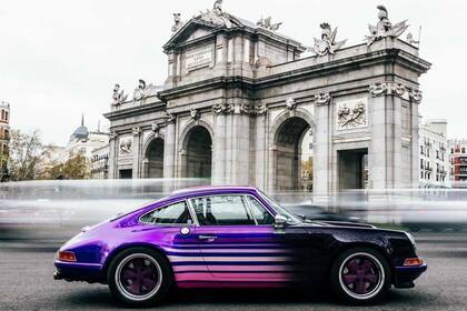 Además de tener la sorprendente pintura termocrómica es un Porsche 964, un vehículo históricamente muy aclamado