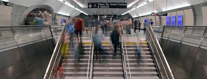 Además de un salario competitivo, la MTA ofrece pases de transporte gratuito dentro de la red