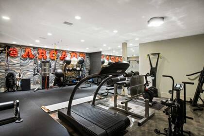 Además de un salón de juegos y una espectacular sala de cine-, Damon se hizo un lugar para construir un completo gimnasio en el subsuelo de su residencia.