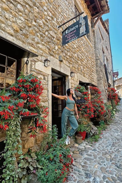 Además de ver
los partidos de la Selección celeste y blanca, Caro
aprovecha su estadía en
Francia para hacer algunos viajes cortos. Como
el que hizo al encantador
pueblo medieval de
Pérouges, a 30 kilómetros
de Lyon.