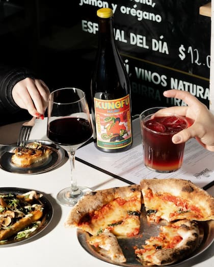 Además de vinos, en Demone proponen combinar la pizza con vermú.