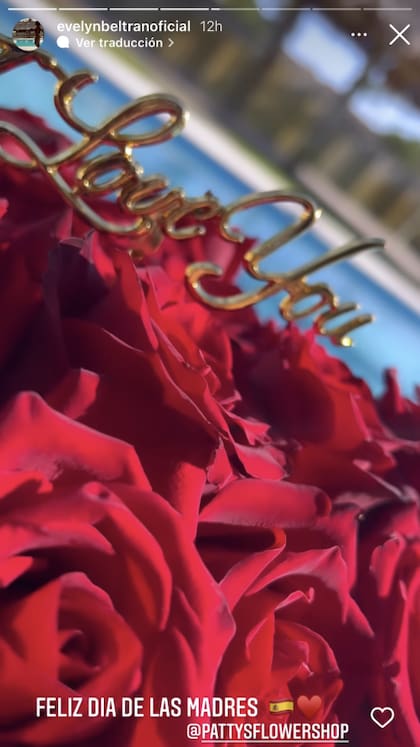Además del anillo, Beltrán recibió un ramo de rosas por parte de su nueva pareja Toni Costa