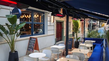 Además del café de especialidad inspirado en una estación de tren, también funcionan en el edificio una agencia de publicidad y una sala de grabación para podcast y streaming