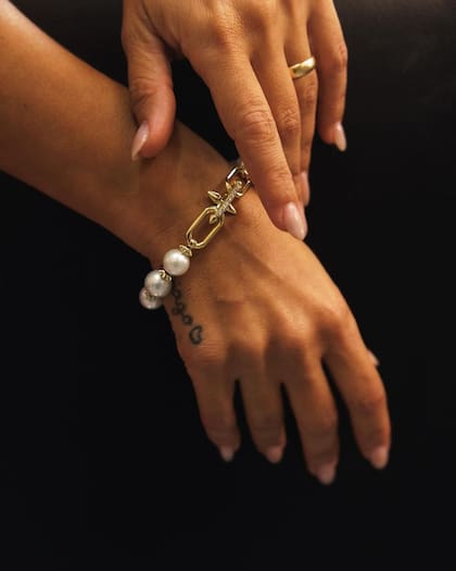 Además del collar, también lució un brazalete haciendo juego (Foto: Instagram @antonelaroccuzzo)