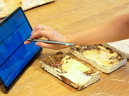 Además del desarrollo del biomaterial, el equipo analiza sus propiedades físicas, químicas y mecánicas para evaluar su potencial aplicación en distintos sistemas constructivos