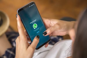 Además del modo oscuro, WhatsApp permite realizar el cambio de color en los fondos de los chats