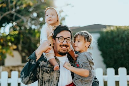 Además del nivel de ingresos, hay otros factores que se pueden considerar para determinar la clase media, tales como educación, la ocupación o el estilo de vida