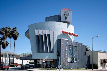 Además del nuevo Saucy Sandwich, KFC añadió dos nuevos menús de 5 dólares a su línea económica Taste of KFC Deals (Archivo)