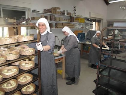 Además del pan dulce, preparan torta galesa, torta inglesa, torta Linz, galletitas navideñas, figuras de chocolate y su Stollen, un clásico europeo perfecto para esta época del año