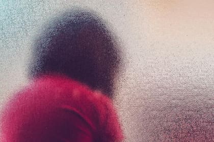 Además del pequeño encerrado, las autoridades encontraron armas de fuego, cultivos de marihuana y más de 600 animales.