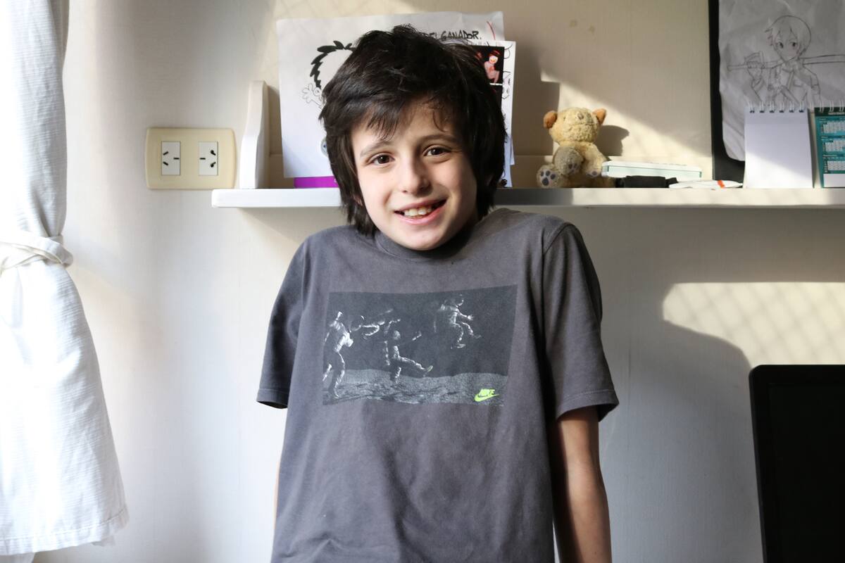 Además del rap, a Tobías le gusta jugar al fútbol de arquero, dibujar y leer animé y los videojuegos.