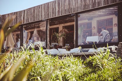 Además del restaurante, la propuesta del complejo incluye nueve cabañas con vista al mar, una playa privada, una escuela de surf y otra de skate.