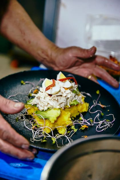 Además del sabor, la calidad de los productos y la técnica de José Zapata, Las Palmeras se destaca por sus presentaciones gourmet, como esta causa peruana