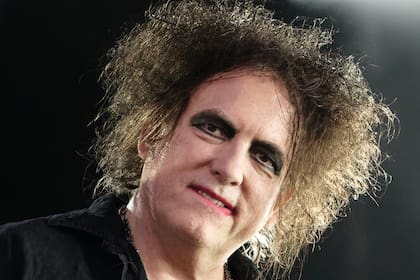 Además, el cantante de The Cure habla sobre grabar de ácido y el término gótico