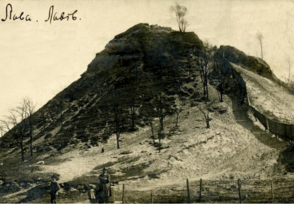 Además, este lugar fue testigo de feroces combates durante la Segunda Guerra Mundial, cuando una unidad de voluntarios de defensa locales resistió la ofensiva nazi en Kiev.
