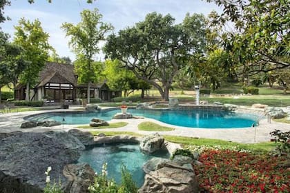 Además, la suite principal del primer piso, donde descansaba Michael Jackson, cuenta con un altillo privado y dos baños principales (Foto: Realtor)
