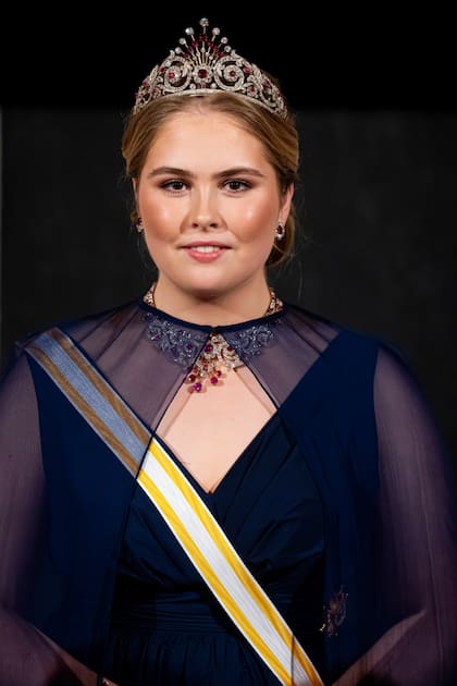 Además, lució con orgullo la condecoración de la Gran Cruz de la Orden de Isabel la Católica, que días atrás le entregó el monarca español. Junto a la banda de color amarillo y blanco, Amalia llevó esta distinción internacional en la parte lateral de su vestido.