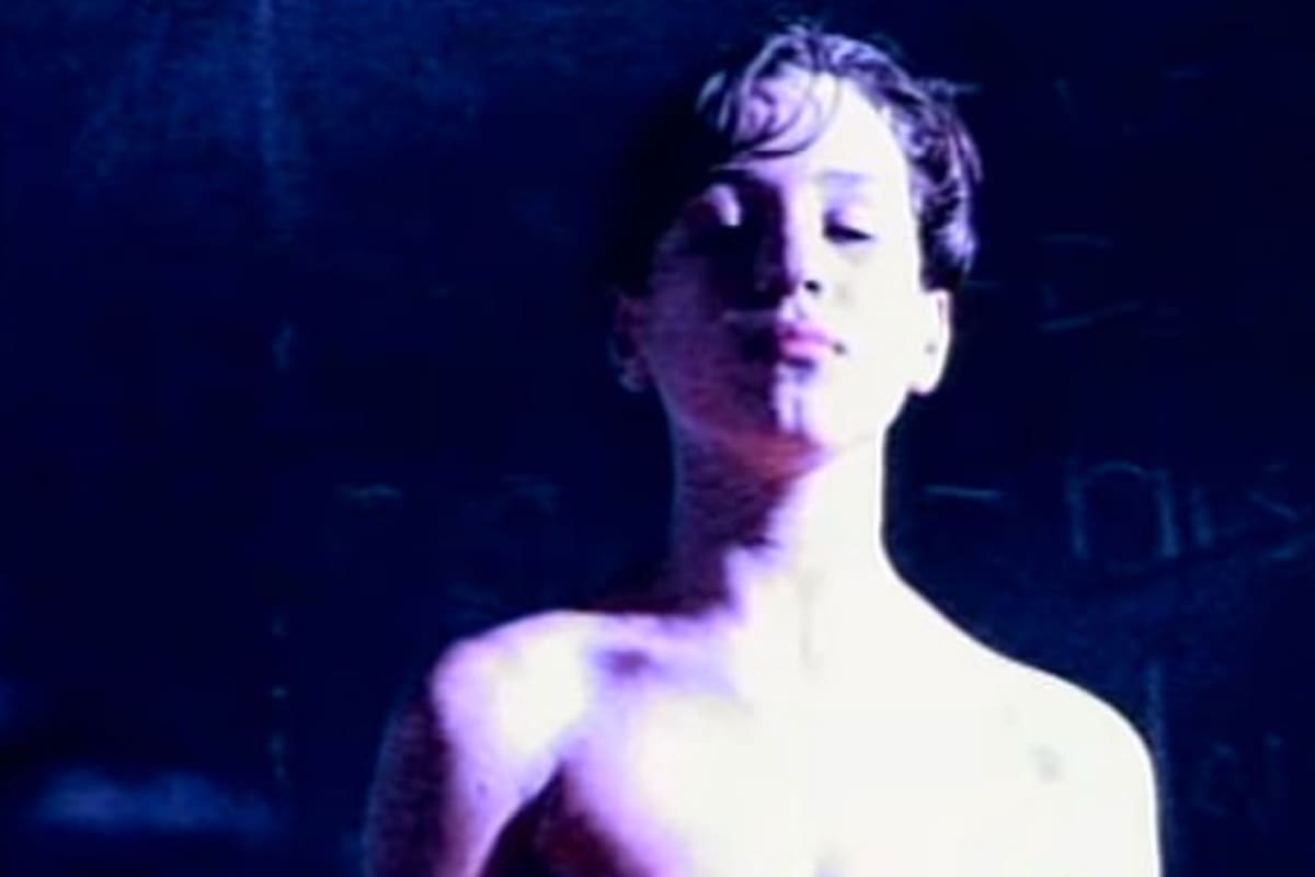 Además, una compañera del adolescente que se suicidó en plena clase en 1991, dijo estar enojada con la banda pues la canción no se corresponde con la realidad