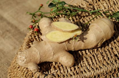 Además, usar una cuchara en lugar de un pelador tradicional es otro truco práctico. Aunque pueda parecer poco convencional, este método es más seguro y efectivo (Archivo)