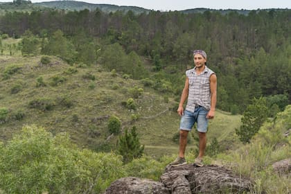 Ademir Herrera Agurto, el constructor de origen peruano: levantó varias casas en Umepay con materiales de las sierras cordobesas, incluso la suya que está terminando. “Este lugar es un paraíso”, dice.