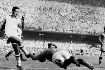 Ademir Marques Menezes, en acción durante la final del Mundial de 1950