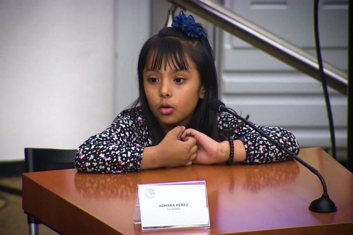 Adhara Pérez tiene 8 años, terminó el secundario, y sueña con ser astronauta. Ahora, su familia lucha por ingresarla a la educación universitaria tradicional