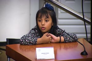 Adhara Pérez tiene 8 años, terminó el secundario, y sueña con ser astronauta. Ahora, su familia lucha por ingresarla a la educación universitaria tradicional