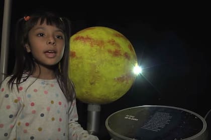 Adhara sueña con viajar al espacio y estudiar los agujeros negros
