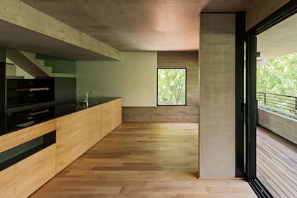 Adicionalmente, el edificio presenta cuatro triplex de tres ambientes con terraza y pileta propia en el último piso, diseñados para recrear la sensación de una casa en altura.