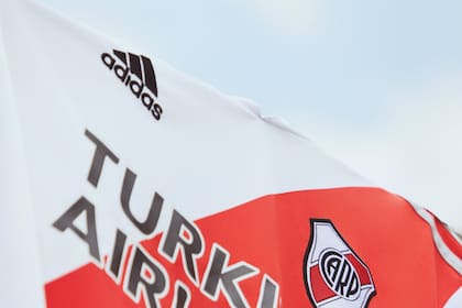 Adidas presentó la nueva camiseta titular del Millonario