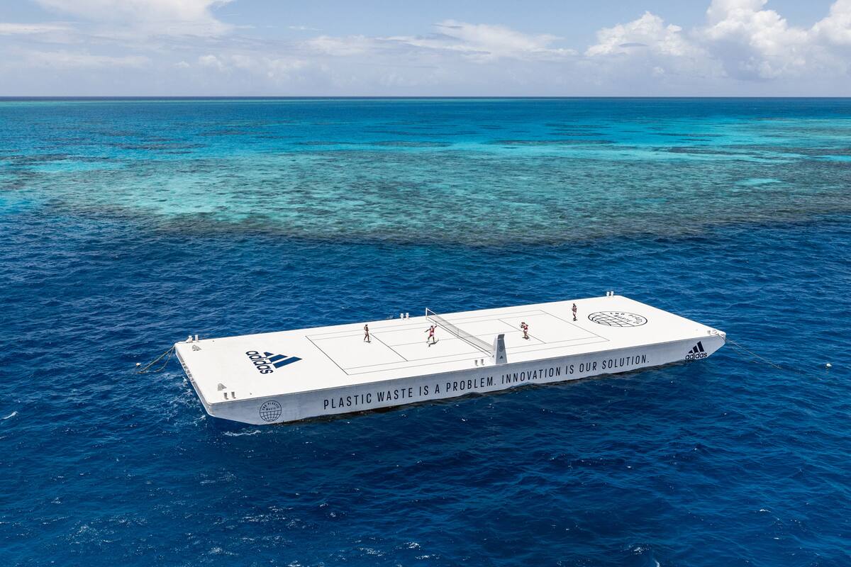 Adidas y la organización ambientalista "Parley for the Oceans" lanzan una cancha de tenis de plástico reciclado flotante