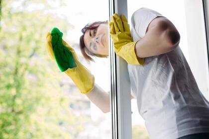 Este es el mejor remedio casero que existe para limpiar las ventanas de tu  casa