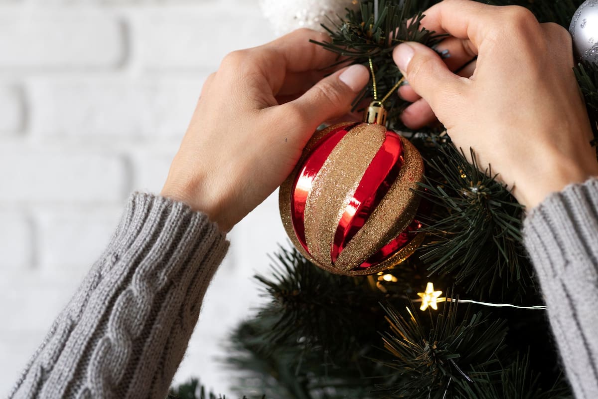 Adiós a los colores tradicionales: la nueva paleta elegante para Navidad 2025